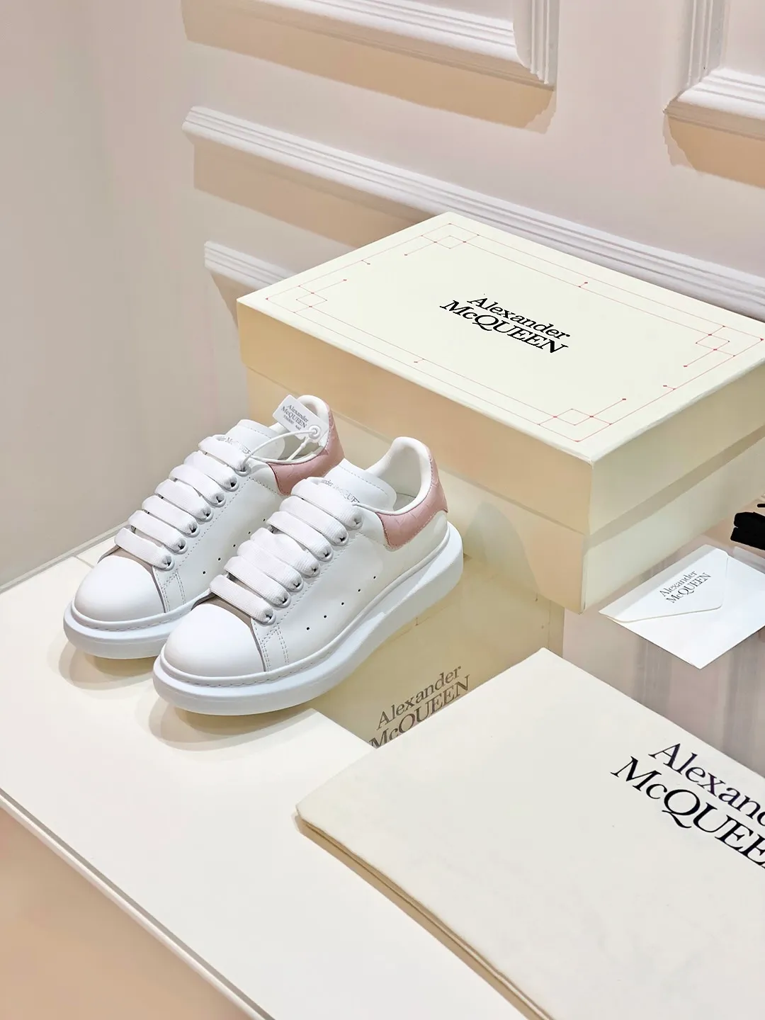 👟👟Ex-factory price 560👟👟 𝐀𝐥𝐞𝐱𝐚𝐧𝐝𝐞𝐫 𝐌𝐜𝐐𝐮𝐞𝐞𝐧A must-have for going out ~ full of confidence. McQueen white shoes are versatile and can instantly elongate your proportions. The long legs that fill the screen make you confident, sweet and cool, and can be controlled by both male and female gods, making you look better as you wear them. ⭐Shoe upper material: first-layer cowhide ⭐Shoe lining material: sheepskin ⭐Available sizes: 35-40, male 39-45 (female 40, male 45 customized)